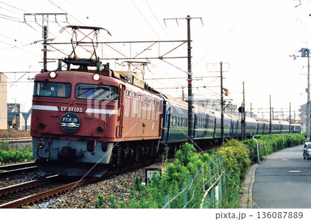 2007年　東海道線を走るEF81108ブルートレイン日本海2号 136087889