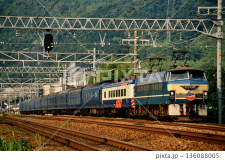 2007年　東海道線を走るEF6642ブルートレインなは・あかつき 136088005