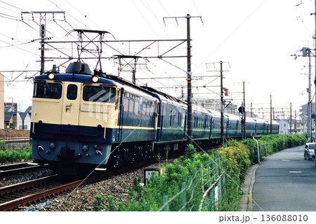 2007年　東海道線を走るEF651115ブルートレイン銀河 136088010