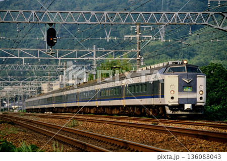 2007年　東海道線を走る583系寝台急行きたぐに回送 136088043