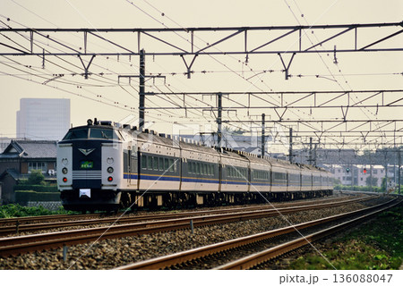 2007年 東海道線を走る583系寝台急行きたぐに回送 2007年 東海道線を走る583系寝台急行きたぐに回送 136088047