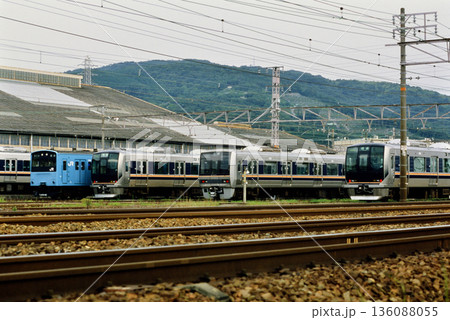 2007年　電車区に並ぶ通勤型電車 136088055