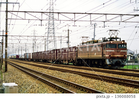 2007年　東海道線を走るEF8135コンテナ貨物列車 136088058