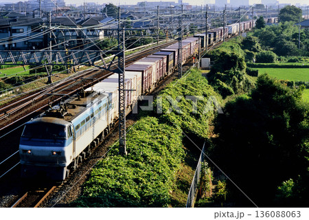 2007年　東海道線を走るEF66106コンテナ貨物列車 136088063