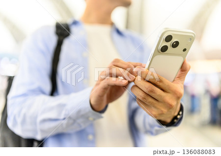 移動中のスマホ操作 ■撮影協力:関西国際空港(KIX) 移動中のスマホ操作 ■撮影協力:関西国際空港(KIX) 136088083