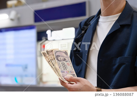 空港で日本円を数える ■撮影協力:関西国際空港(KIX) 空港で日本円を数える ■撮影協力:関西国際空港(KIX) 136088087