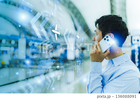 空港でスマホ通話する男性 ■撮影協力：関西国際空港（KIX） 136088091