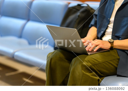 空港でPC作業する男性 _■撮影協力：関西国際空港（KIX） 136088092