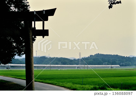 2007年　鳥居と新幹線 136088097