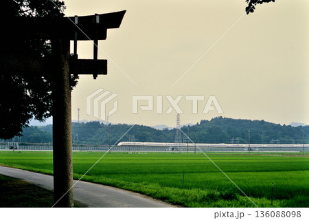2007年　鳥居と新幹線 136088098