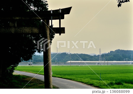 2007年　鳥居と新幹線 136088099