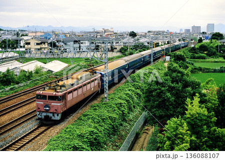 2007年 東海道線を走るEF81102ブルートレイン日本海2号 2007年 東海道線を走るEF81102ブルートレイン日本海2号 136088107