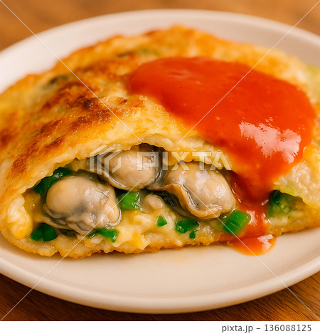 新鮮な牡蠣がたっぷり入った台湾グルメの牡蠣オムレツ 136088125