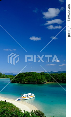 石垣島の川平展望公園から見る川平湾 136088360