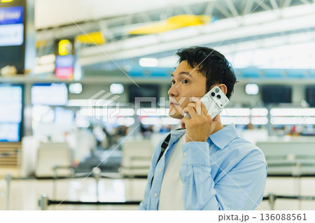 空港で携帯電話で通話する男性 _■撮影協力:関西国際空港(KIX) 空港で携帯電話で通話する男性 _■撮影協力:関西国際空港(KIX) 136088561