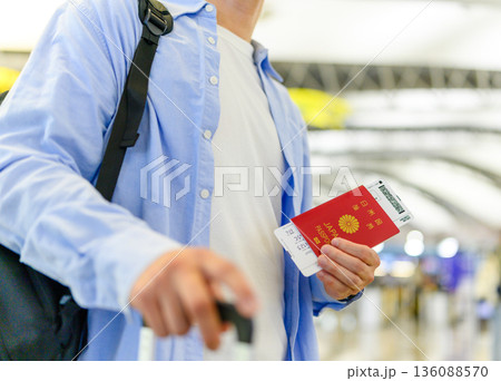 パスポートと搭乗券 ■撮影協力:関西国際空港(KIX) パスポートと搭乗券 ■撮影協力:関西国際空港(KIX) 136088570