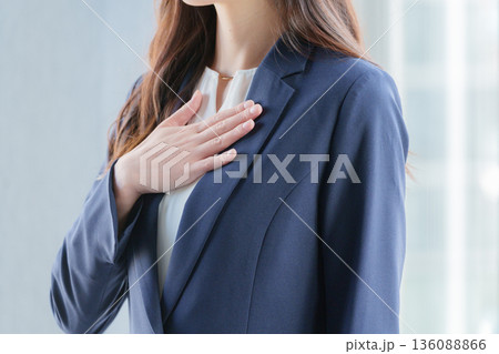 オフィスで働くビジネスパーソン女性 136088866