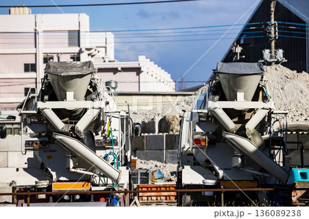 コンクリート工場　ミキサー車 136089238