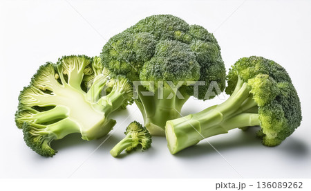 カットされたブロッコリー|白背景の栄養豊富な野菜素材 カットされたブロッコリー|白背景の栄養豊富な野菜素材 136089262