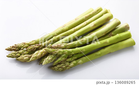アスパラガスの束｜白背景の春野菜素材 136089265