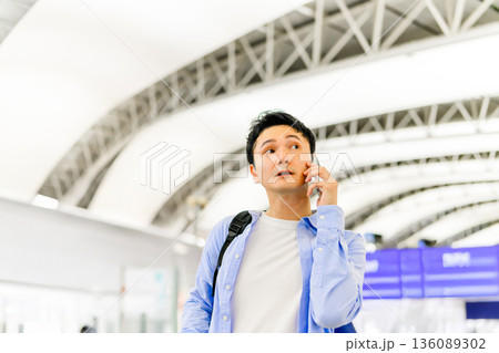 駅で電話する男性 _■撮影協力:関西国際空港(KIX) 駅で電話する男性 _■撮影協力:関西国際空港(KIX) 136089302