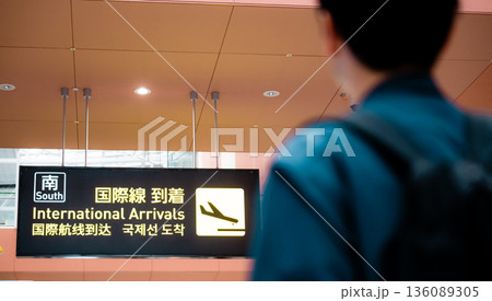 国際線到着案内表示 ■撮影協力：関西国際空港（KIX） 136089305