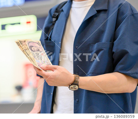 男性が日本円を数える ■撮影協力：関西国際空港（KIX） 136089359
