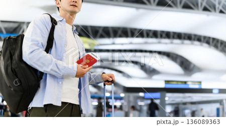 空港でパスポートを持つ男性 ■撮影協力：関西国際空港（KIX） 136089363