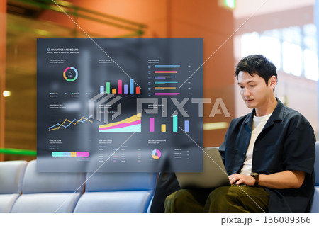 ホログラム分析ダッシュボード操作 ■撮影協力：関西国際空港（KIX） 136089366