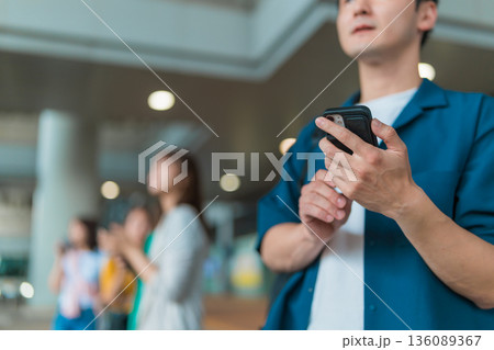 男性が携帯操作 ■撮影協力：関西国際空港（KIX） 136089367
