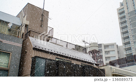 ビルがひしめく都会に降る大雪 ビルがひしめく都会に降る大雪 136089373
