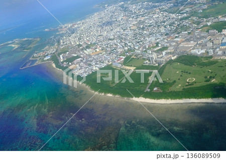 石垣島上空からの海と市街地風景 136089509