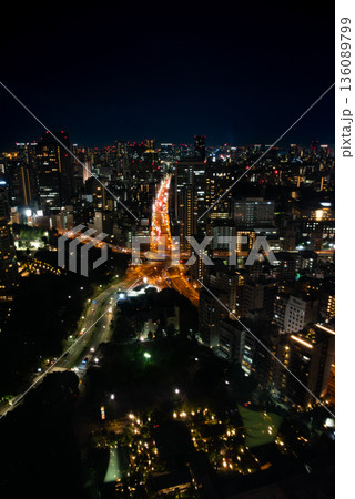 東京夜景・トワイライトブルー 地上に映し出される東京タワーのイメージ 東京夜景・トワイライトブルー 地上に映し出される東京タワーのイメージ 136089799