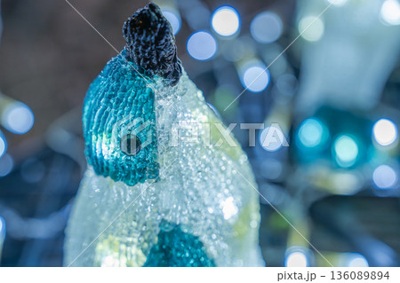 しばたファンタジーイルミネーション 光るペンギンのクローズアップ しばたファンタジーイルミネーション 光るペンギンのクローズアップ 136089894