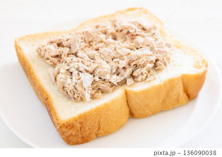 おいしいツナマヨのせ厚切り食パンのモーニング おいしいツナマヨのせ厚切り食パンのモーニング 136090038