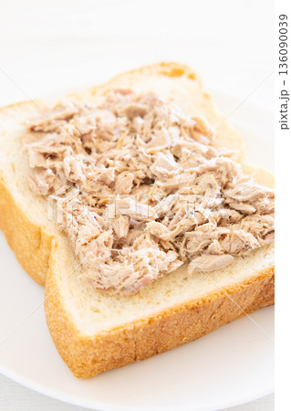 おいしいツナマヨのせ厚切り食パンのモーニング おいしいツナマヨのせ厚切り食パンのモーニング 136090039