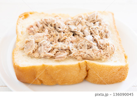 おいしいツナマヨのせ厚切り食パンのモーニング 136090045