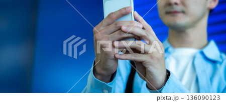 男性がスマホ操作 ■撮影協力：関西国際空港（KIX） 136090123