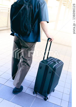 旅行者、キャリーケースを引く ■撮影協力:関西国際空港(KIX) 旅行者、キャリーケースを引く ■撮影協力:関西国際空港(KIX) 136090128
