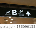 ミラノマルペンサ空港の出国案内サイン 136090133