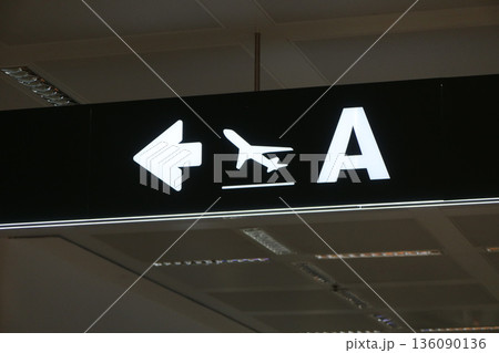 Aという文字と飛行機のマーク（ミラノ・マルペンサ空港） 136090136