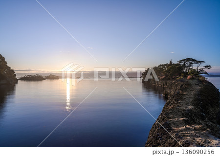 松島・馬の背の朝焼け 光が目覚める静かな海 松島・馬の背の朝焼け 光が目覚める静かな海 136090256