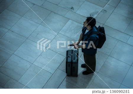 空港で上を見上げる男性 ■撮影協力：関西国際空港（KIX） 136090281