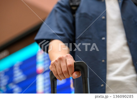 空港で荷物を引く ■撮影協力:関西国際空港(KIX) 空港で荷物を引く ■撮影協力:関西国際空港(KIX) 136090285