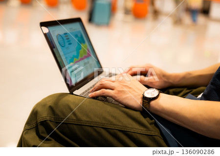 空港でノートPC作業 ■撮影協力:関西国際空港(KIX) 空港でノートPC作業 ■撮影協力:関西国際空港(KIX) 136090286