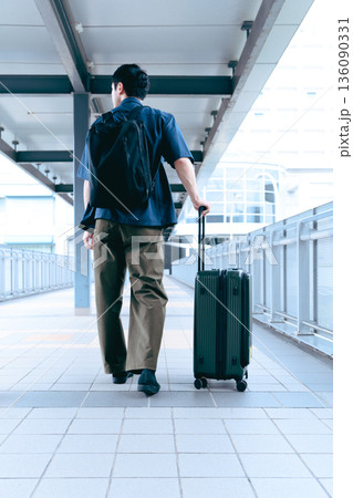 空港連絡通路を歩く男性 ■撮影協力：関西国際空港（KIX） 136090331