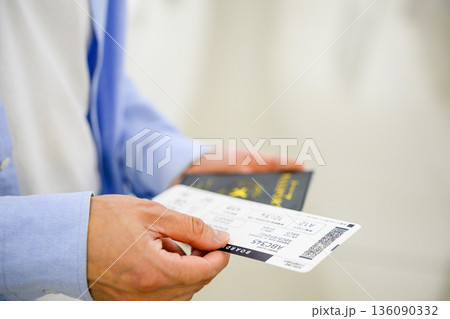 搭乗券を持つ手元 ■撮影協力：関西国際空港（KIX） 136090332