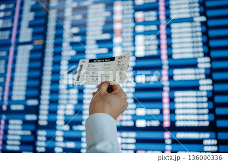 搭乗券とフライト情報 _■撮影協力：関西国際空港（KIX） 136090336