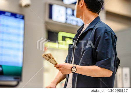 空港で日本円を確認 ■撮影協力：関西国際空港（KIX） 136090337