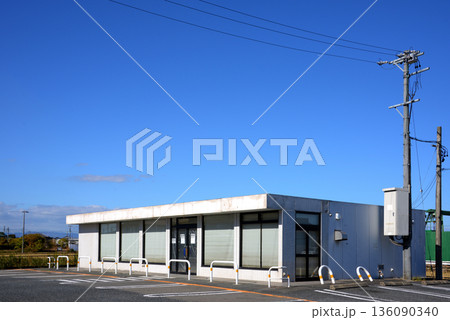 郊外の駐車場付き空き店舗物件1 郊外の駐車場付き空き店舗物件1 136090340